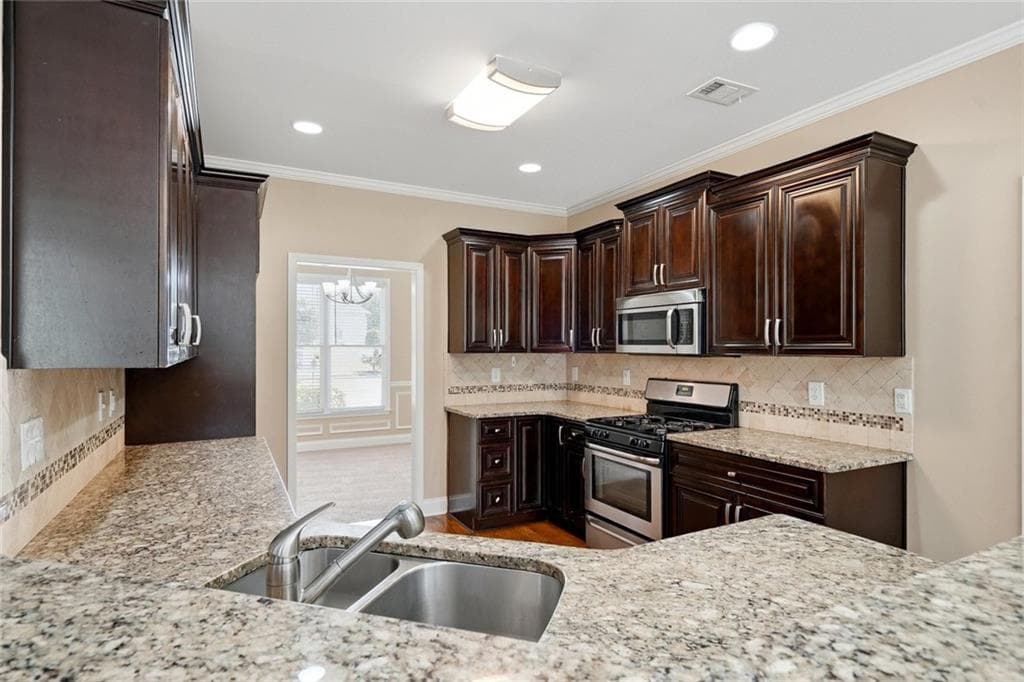 5 bedroom, 3 bathroom, 3,152 sq ft single family residence for sale at 3475 Golfe Links Drive, Snellville, GA 30039 — photo 10