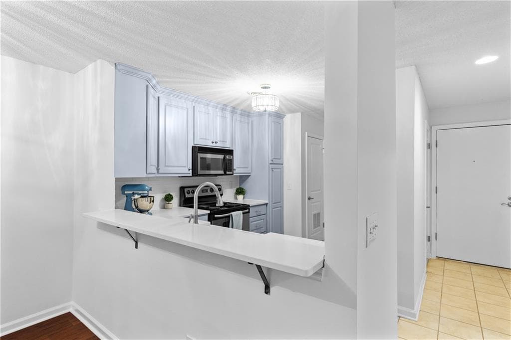 2 bedroom, 1 bathroom, 868 sq ft condominium for sale at 3650 Ashford Dunwoody Road 214, Atlanta, GA 30319 — photo 3
