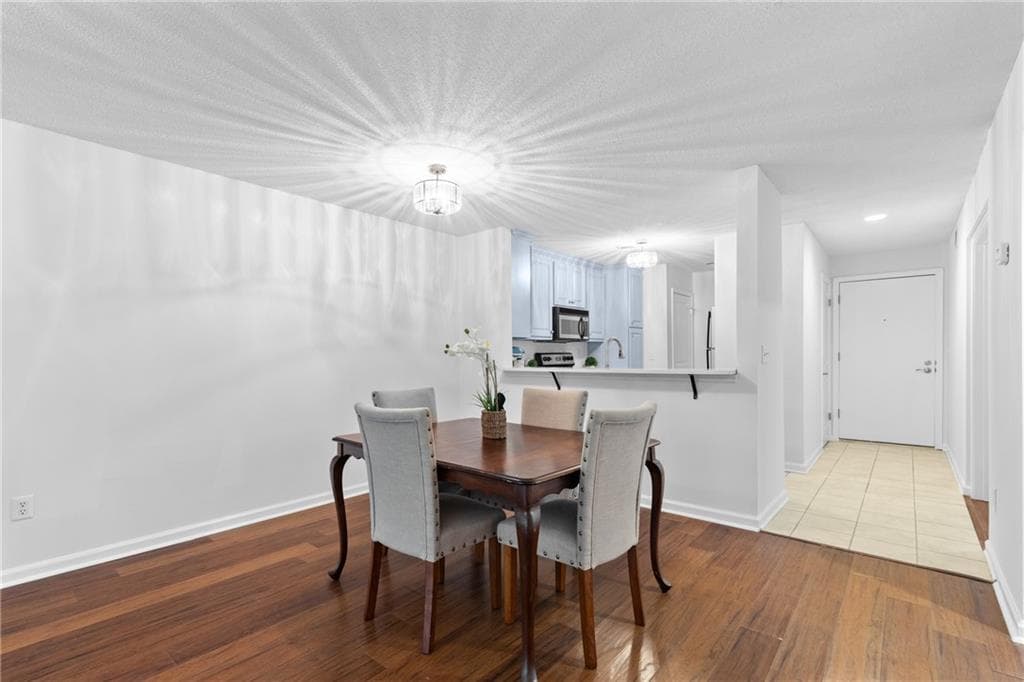 2 bedroom, 1 bathroom, 868 sq ft condominium for sale at 3650 Ashford Dunwoody Road 214, Atlanta, GA 30319 — photo 4