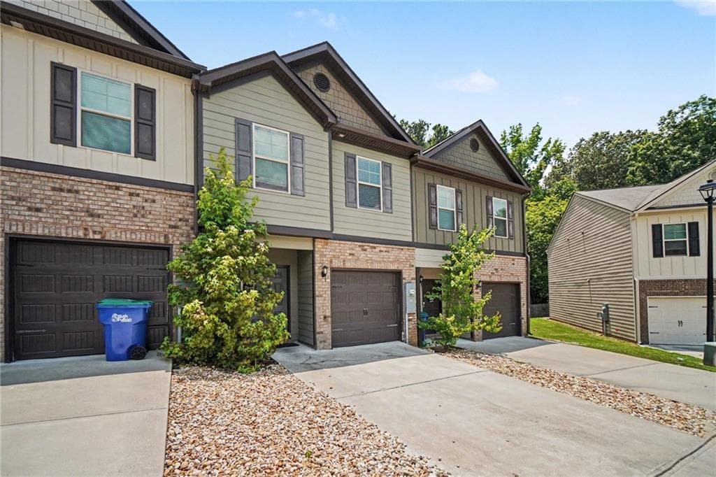 3 bedroom, 3 bathroom, 1,651 sq ft townhouse for sale at 1703 Creel Lane, Atlanta, GA 30349 — photo 2