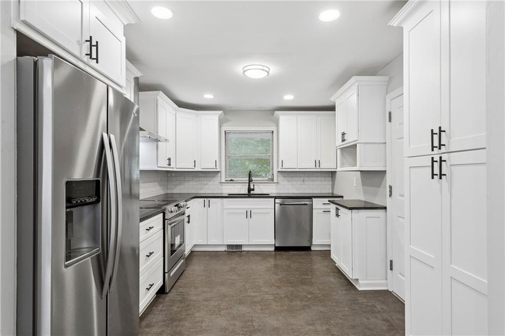 3 bedroom, 3 bathroom, 1,226 sq ft single family residence for sale at 3690 Wisteria Lane, Smyrna, GA 30082 — photo 3