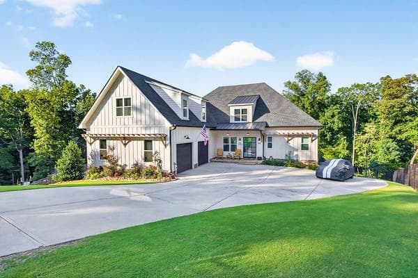 5 bedroom, 6 bathroom, 6,544 sq ft single family residence for sale at 4204 Bayridge Drive, Gainesville, GA 30506 — photo 2