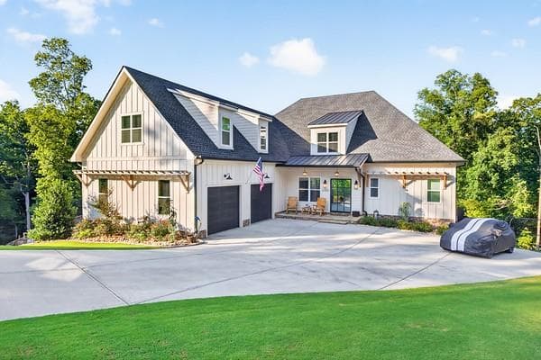 5 bedroom, 6 bathroom, 6,544 sq ft single family residence for sale at 4204 Bayridge Drive, Gainesville, GA 30506 — photo 3