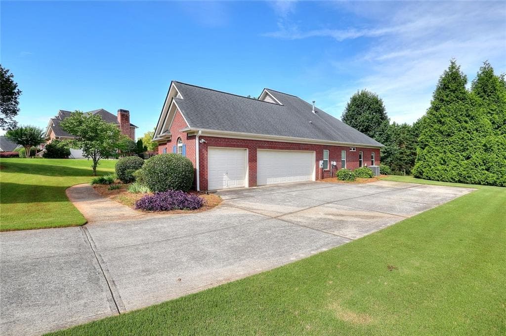 3 bedroom, 2 bathroom, 2,059 sq ft single family residence for sale at 2008 Jefferson Hall Drive, Monroe, GA 30656 — photo 3