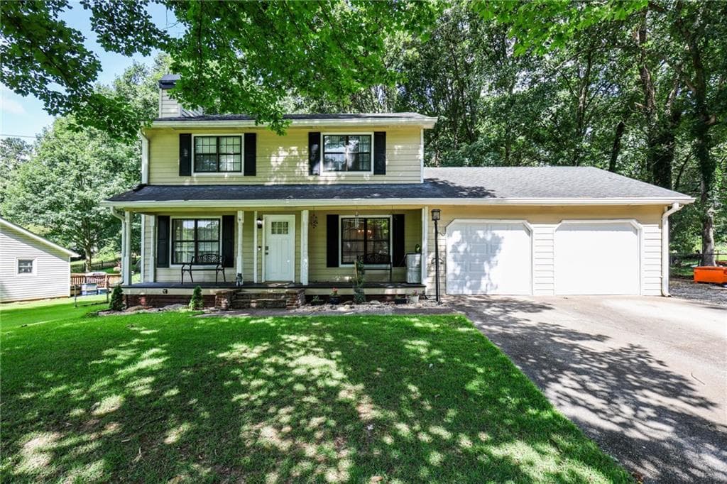 3 bedroom, 3 bathroom, 1,630 sq ft single family residence under contract at 3129 N Woods Trail, Douglasville, GA 30135 — photo 2