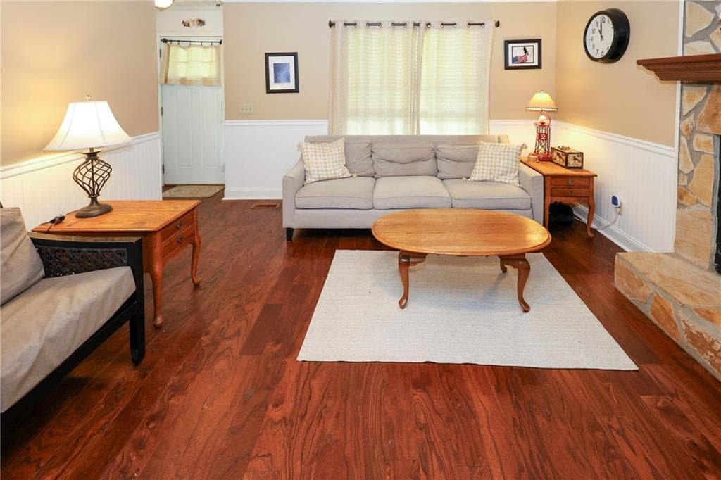 3 bedroom, 3 bathroom, 1,630 sq ft single family residence under contract at 3129 N Woods Trail, Douglasville, GA 30135 — photo 5