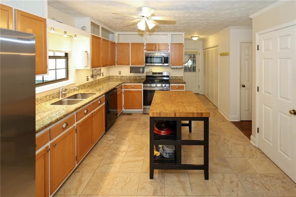 3 bedroom, 3 bathroom, 1,630 sq ft single family residence under contract at 3129 N Woods Trail, Douglasville, GA 30135 — photo 7