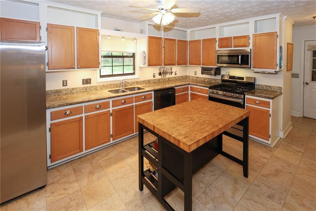3 bedroom, 3 bathroom, 1,630 sq ft single family residence under contract at 3129 N Woods Trail, Douglasville, GA 30135 — photo 8