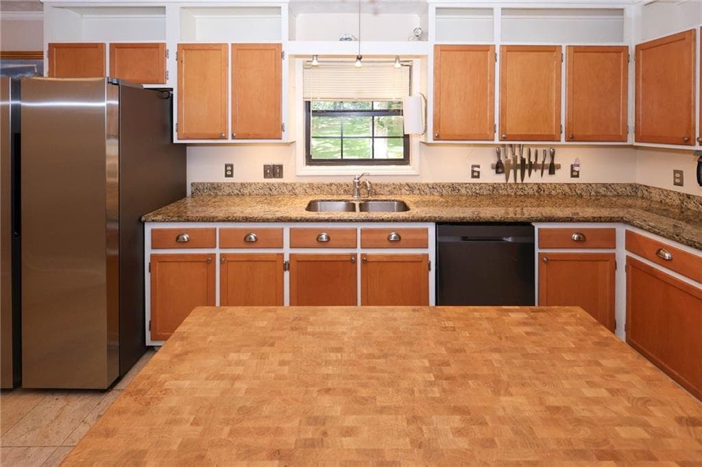 3 bedroom, 3 bathroom, 1,630 sq ft single family residence under contract at 3129 N Woods Trail, Douglasville, GA 30135 — photo 9