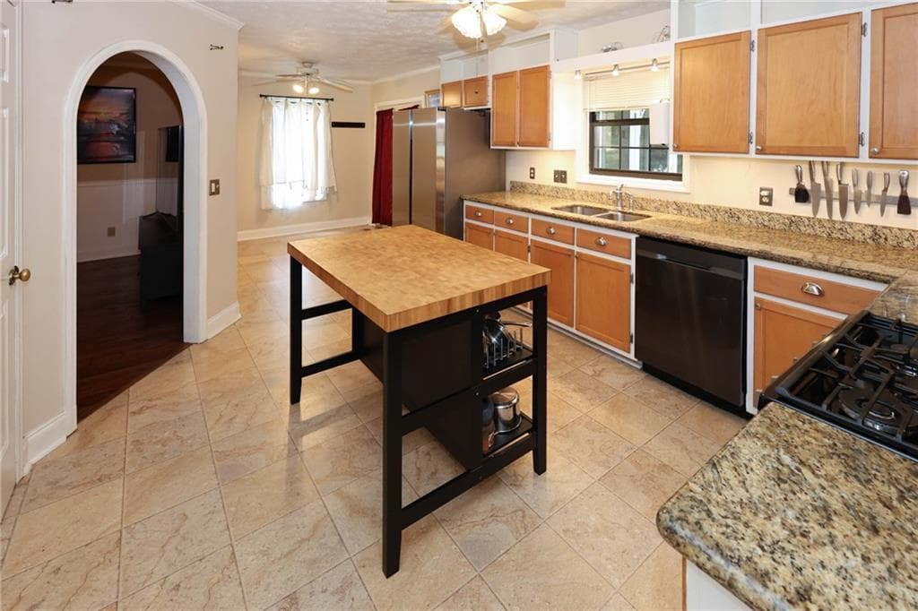 3 bedroom, 3 bathroom, 1,630 sq ft single family residence under contract at 3129 N Woods Trail, Douglasville, GA 30135 — photo 10