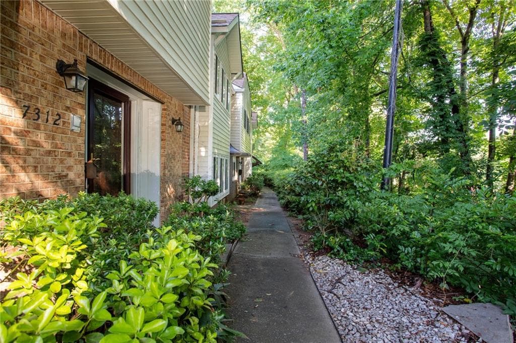 3 bedroom, 3 bathroom, 1,794 sq ft condominium for sale at 7312 Cardigan Circle, Sandy Springs, GA 30328 — photo 4
