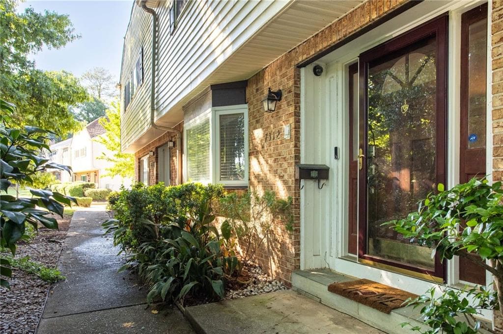 3 bedroom, 3 bathroom, 1,794 sq ft condominium for sale at 7312 Cardigan Circle, Sandy Springs, GA 30328 — photo 5
