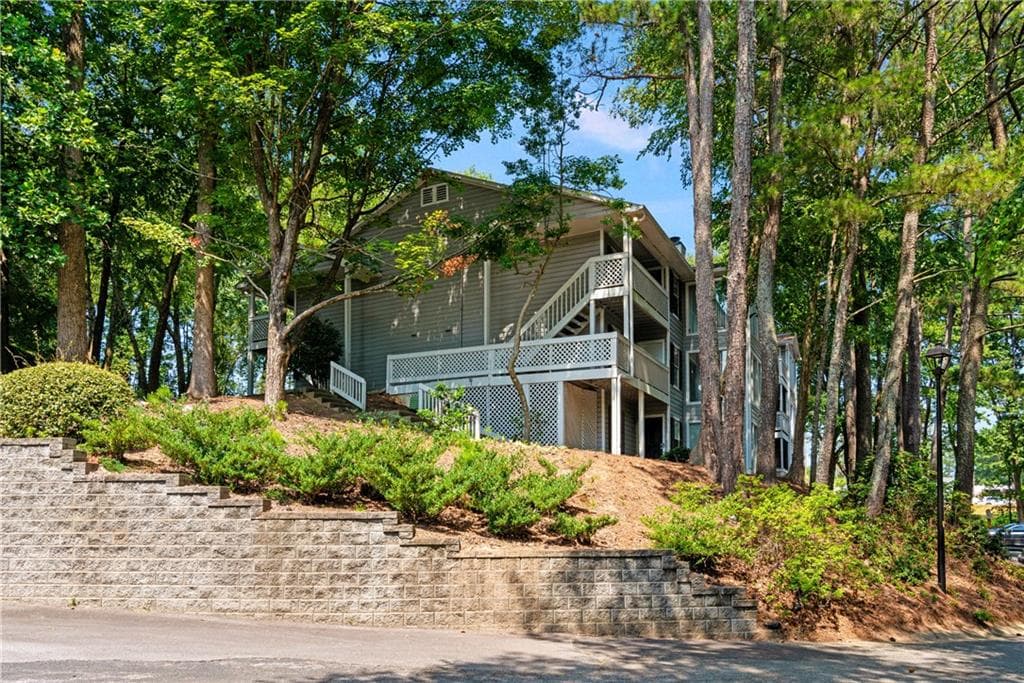 2 bedroom, 2 bathroom, 1,102 sq ft condominium for sale at 407 Natchez Trace, Atlanta, GA 30350 — photo 2