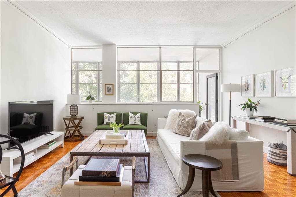 2 bedroom, 1 bathroom, 840 sq ft condominium for sale at 3060 PHARR Court North 422, Atlanta, GA 30305 — photo 1 of 16