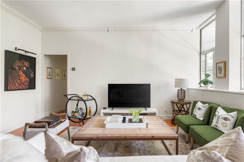 2 bedroom, 1 bathroom, 840 sq ft condominium for sale at 3060 PHARR Court North 422, Atlanta, GA 30305 — photo 3