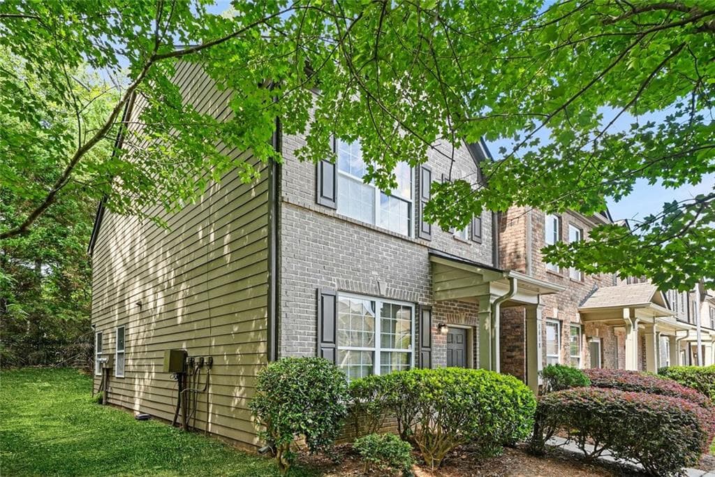3 bedroom, 3 bathroom, 1,370 sq ft townhouse for sale at 1618 Bayrose Circle, Atlanta, GA 30344 — photo 2