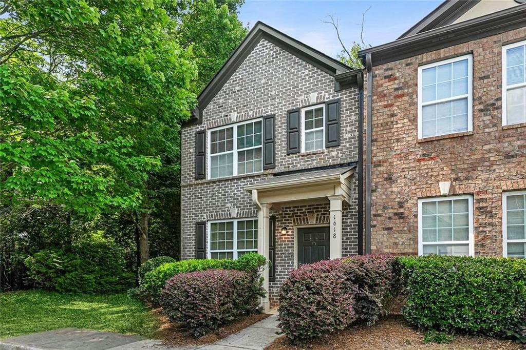 3 bedroom, 3 bathroom, 1,370 sq ft townhouse for sale at 1618 Bayrose Circle, Atlanta, GA 30344 — photo 3