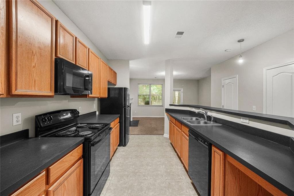 3 bedroom, 3 bathroom, 1,370 sq ft townhouse for sale at 1618 Bayrose Circle, Atlanta, GA 30344 — photo 7
