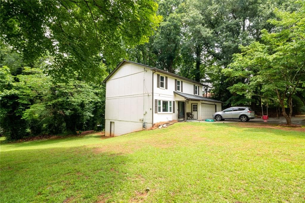 5 bedroom, 3 bathroom, 2,437 sq ft single family residence for sale at 130 Bainbridge Trail, Roswell, GA 30076 — photo 4