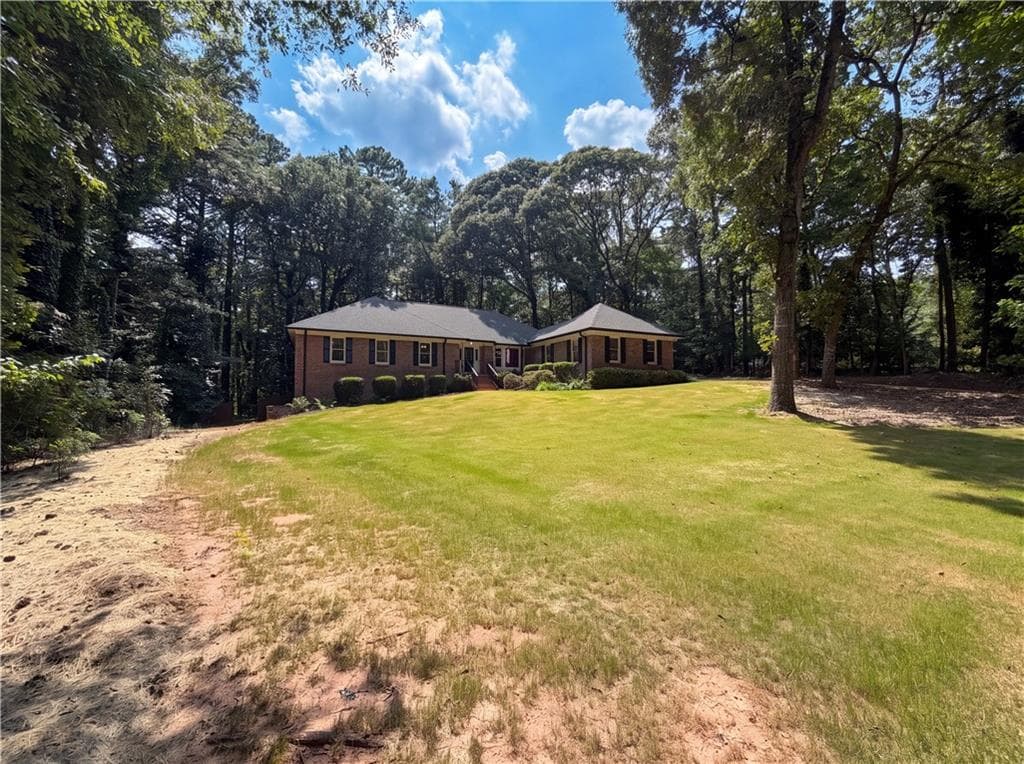 4 bedroom, 3 bathroom, 2,690 sq ft single family residence for sale at 120 Oxford Lane, Fayetteville, GA 30215 — photo 3