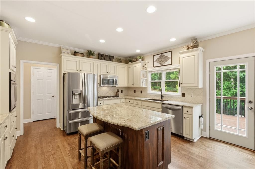 6 bedroom, 4 bathroom, 4,492 sq ft single family residence for sale at 515 Lakewood Court, Canton, GA 30114 — photo 3