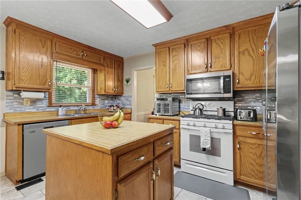 3 bedroom, 3 bathroom, 1,886 sq ft single family residence for sale at 2019 Amherst Lane, Conyers, GA 30094 — photo 8