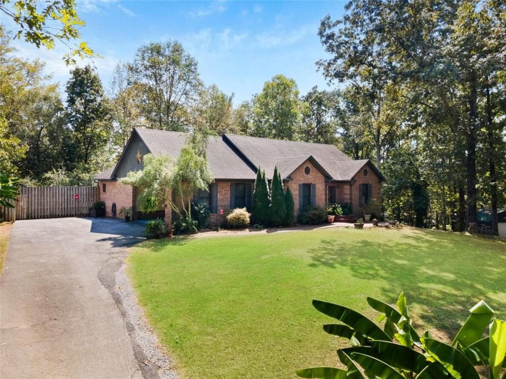 3 bedroom, 2 bathroom, 2,471 sq ft single family residence for sale at 422 Ridgewood Circle, Summerville, GA 30747 — photo 2