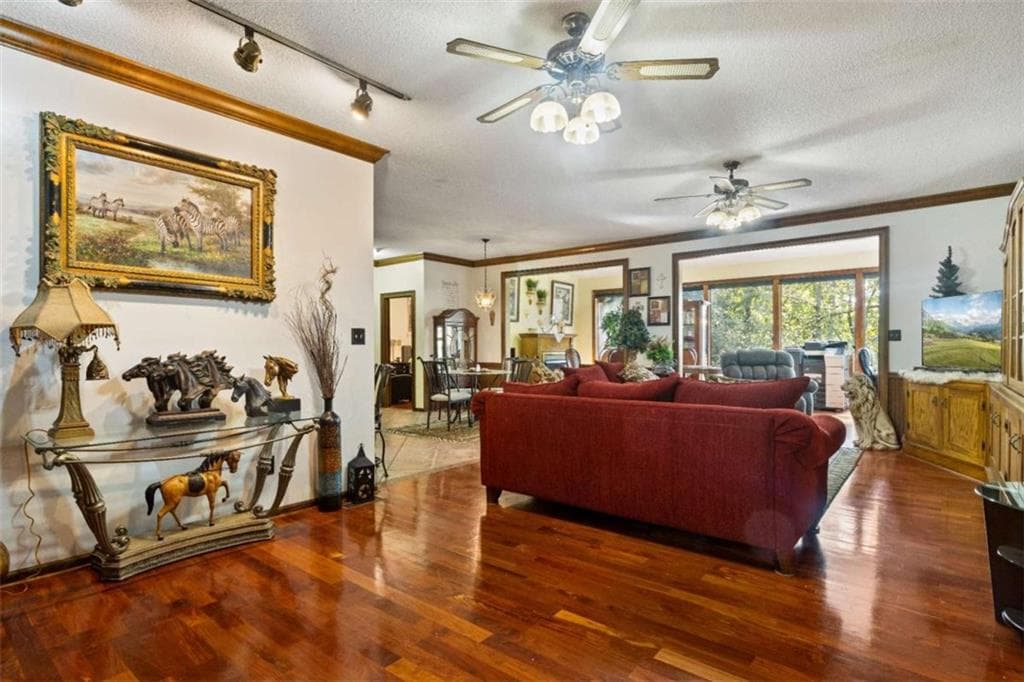 3 bedroom, 2 bathroom, 2,471 sq ft single family residence for sale at 422 Ridgewood Circle, Summerville, GA 30747 — photo 5