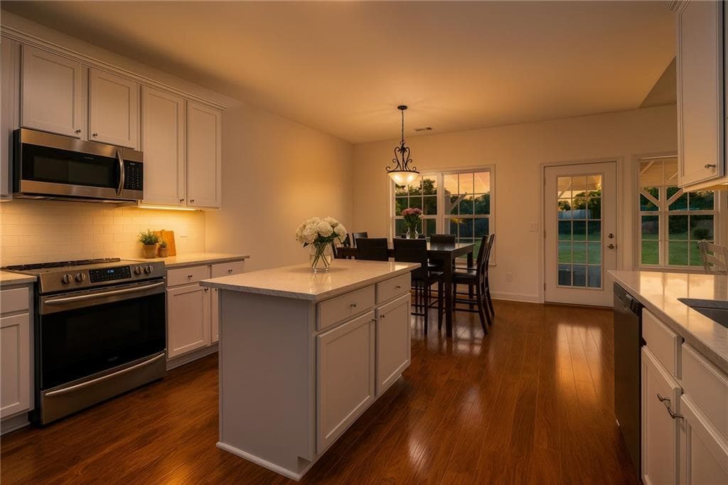 4 bedroom, 2 bathroom, 2,714 sq ft single family residence for sale at 6204 Cove Creek Drive, Flowery Branch, GA 30542 — photo 4
