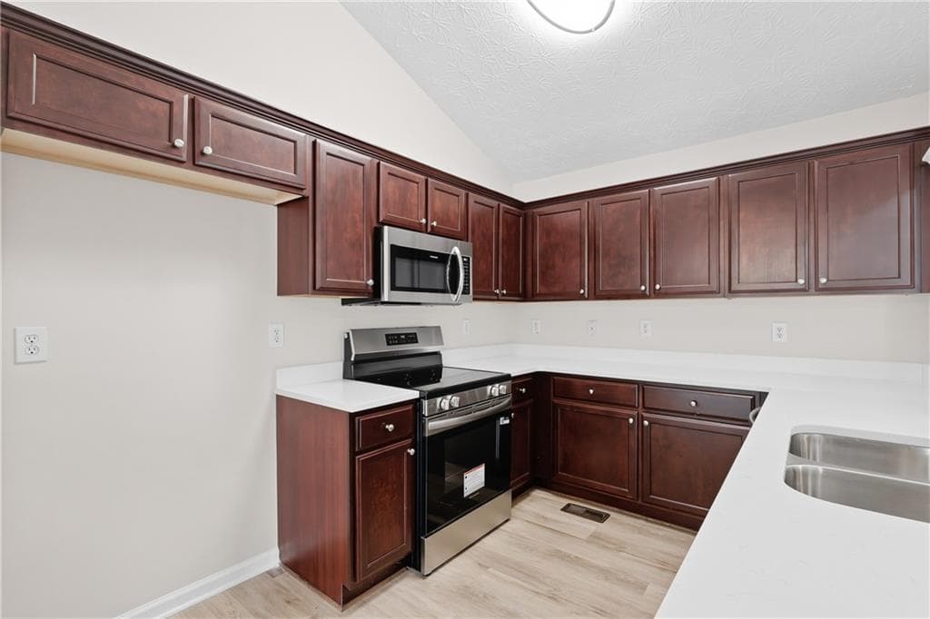 4 bedroom, 3 bathroom, 1,706 sq ft single family residence under contract at 549 Sycamore Drive, Jonesboro, GA 30238 — photo 5