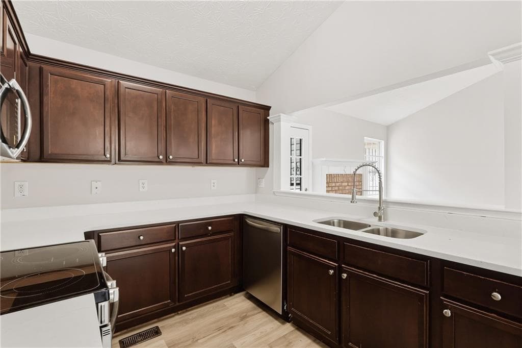 4 bedroom, 3 bathroom, 1,706 sq ft single family residence under contract at 549 Sycamore Drive, Jonesboro, GA 30238 — photo 6
