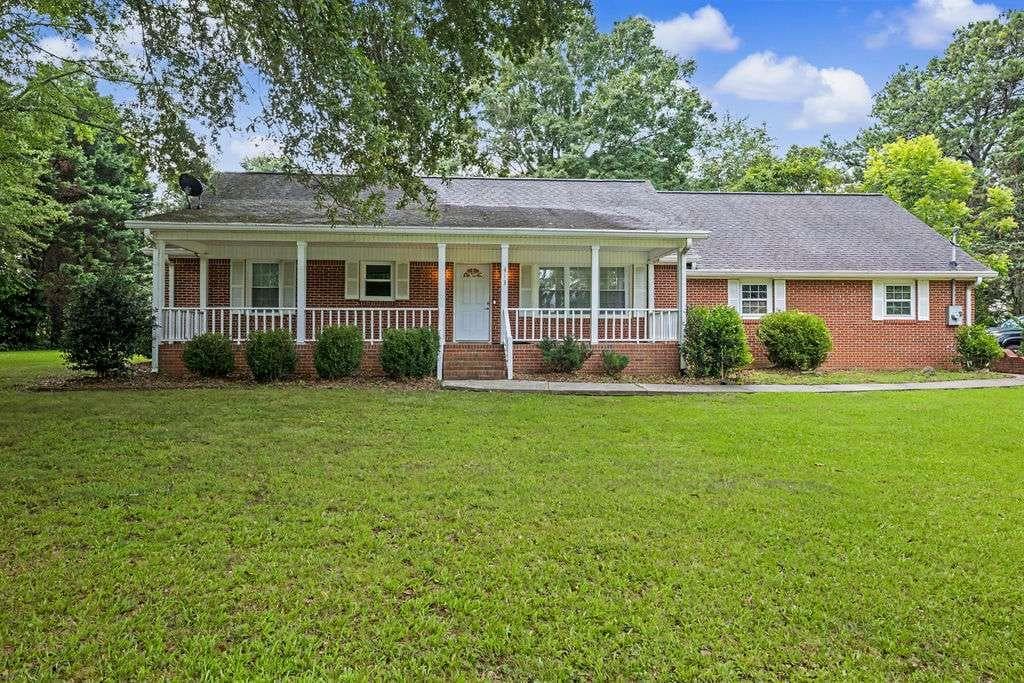 3 bedroom, 2 bathroom, 1,677 sq ft single family residence for sale at 413 Old Newnan Road, Carrollton, GA 30117 — photo 1 of 21