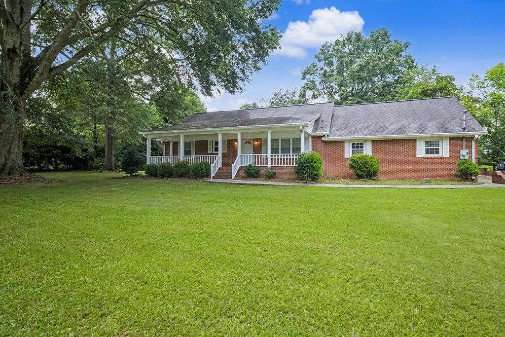 3 bedroom, 2 bathroom, 1,677 sq ft single family residence for sale at 413 Old Newnan Road, Carrollton, GA 30117 — photo 2