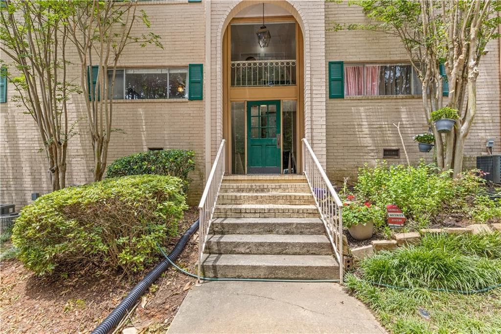 2 bedroom, 2 bathroom, 1,205 sq ft condominium for sale at 3236 HENDERSON MILL Road 1, Chamblee, GA 30341 — photo 2