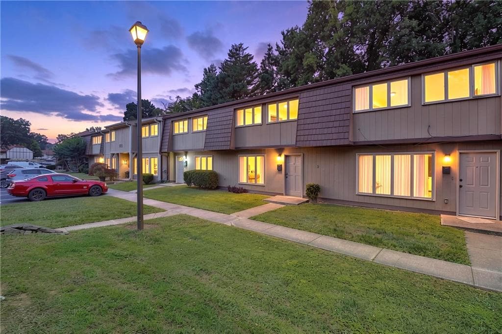 3 bedroom, 2 bathroom, 1,302 sq ft condominium sold at 1811 Ashborough Circle G, Marietta, GA 30067