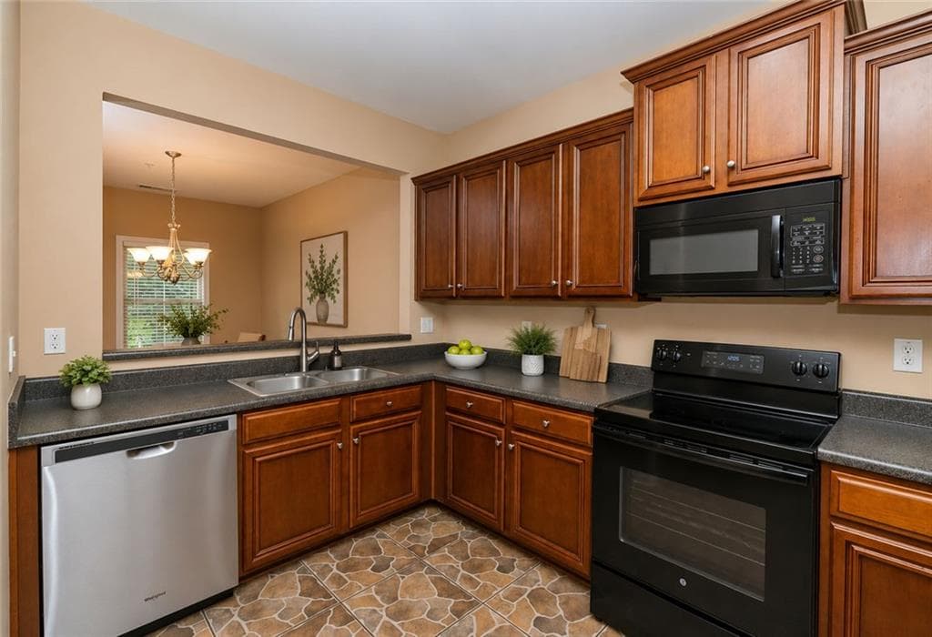 3 bedroom, 3 bathroom, 2,086 sq ft single family residence for sale at 2039 Reavis Bluff, Conyers, GA 30012 — photo 4