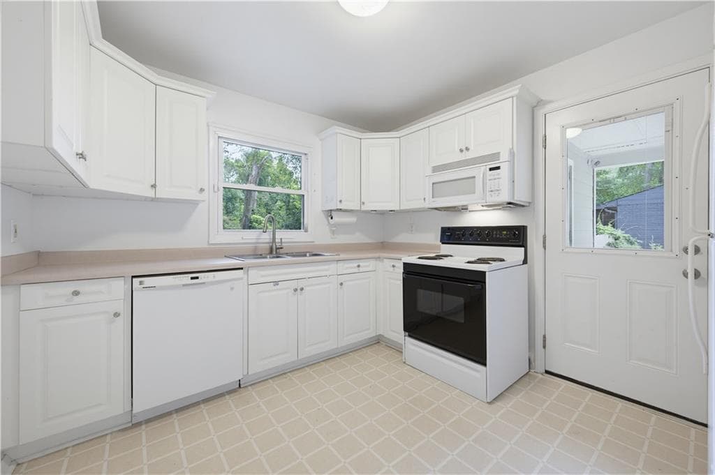 2 bedroom, 1 bathroom, 950 sq ft single family residence under contract at 3119 Brook Drive, Decatur, GA 30033 — photo 8