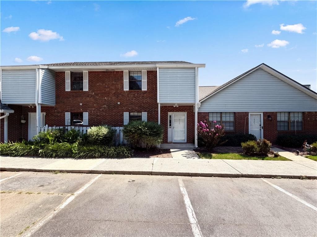 2 bedroom, 3 bathroom, 1,344 sq ft condominium for sale at 5935 Wintergreen Road, Norcross, GA 30093 — photo 4