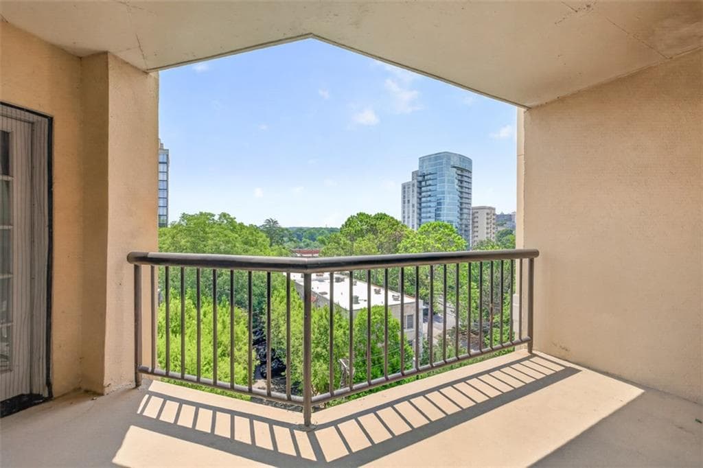 2 bedroom, 2 bathroom, 1,200 sq ft condominium for sale at 1 Biscayne Drive 703, Atlanta, GA 30309 — photo 4