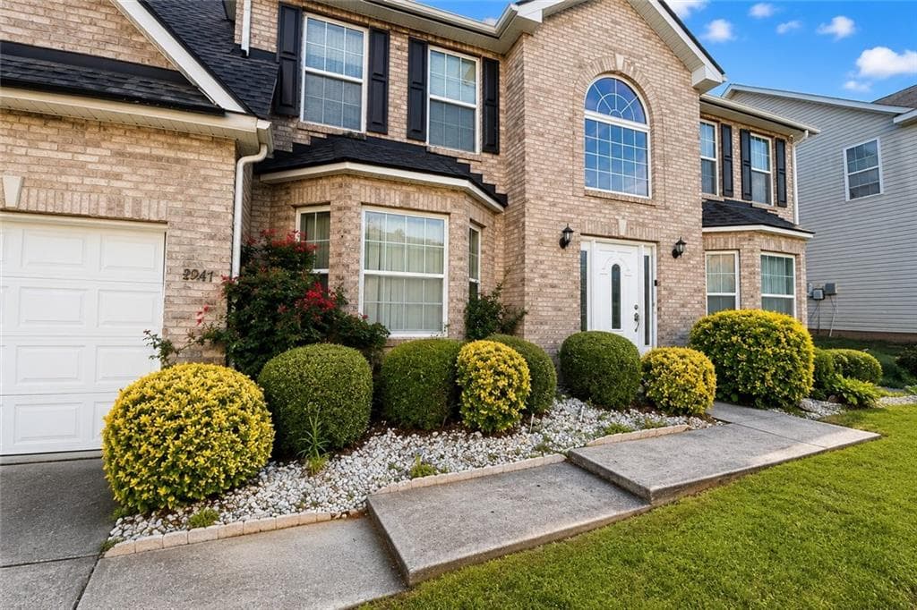 5 bedroom, 3 bathroom, 2,746 sq ft single family residence for sale at 4947 Bottle Brush Court, Snellville, GA 30039 — photo 2