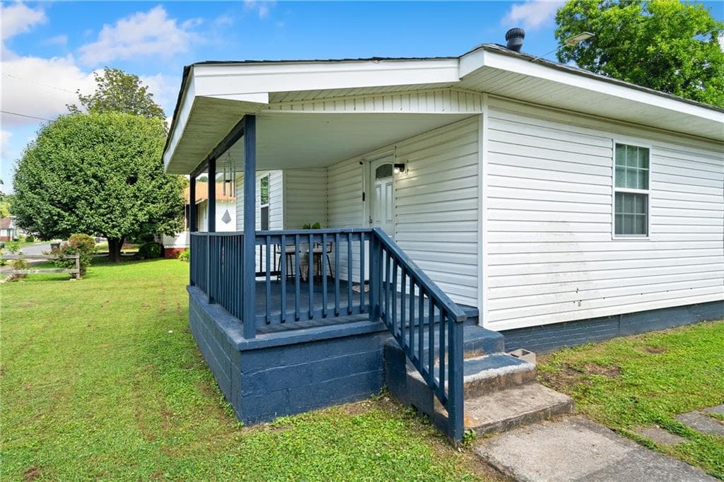 2 bedroom, 2 bathroom, 1,017 sq ft single family residence for sale at 473 Conway Street, Dalton, GA 30720 — photo 2