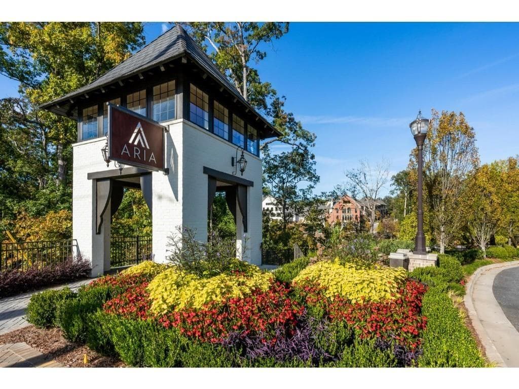 3 bedroom, 4 bathroom, 1,896 sq ft townhouse for sale at 6532 Beacon Drive, Atlanta, GA 30328 — photo 2