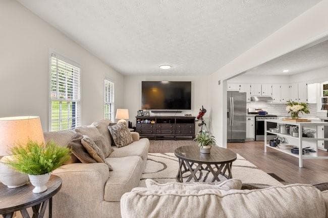 3 bedroom, 2 bathroom, 1,555 sq ft single family residence under contract at 3031 Frankie Lane, Duluth, GA 30096 — photo 2