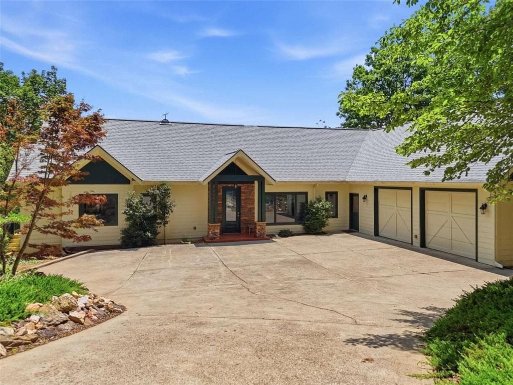 5 bedroom, 4 bathroom, 4,684 sq ft single family residence for sale at 714 Clearview Drive, Talking Rock, GA 30175 — photo 2