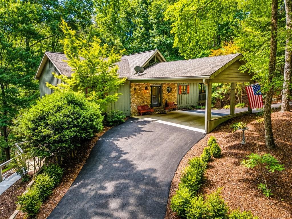 3 bedroom, 3 bathroom, 2,929 sq ft single family residence for sale at 52 Swallow Point, Big Canoe, GA 30143