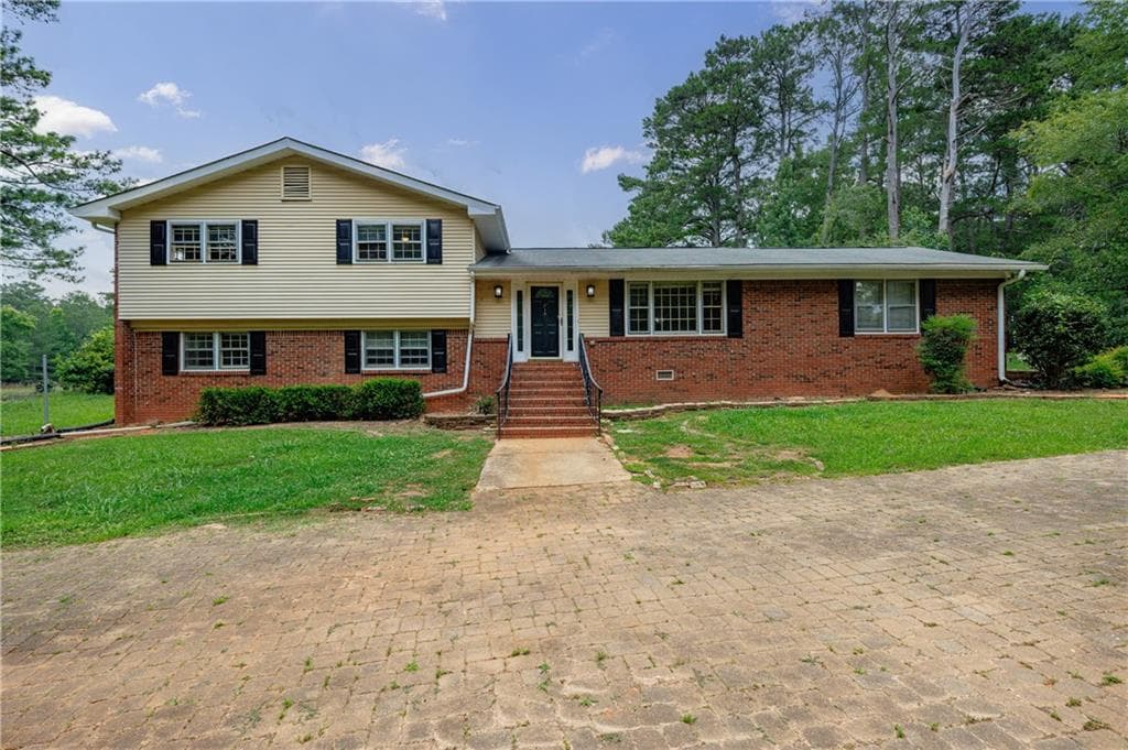 5 bedroom, 3 bathroom, 2,452 sq ft single family residence for sale at 115 Brookshire Drive, Fayetteville, GA 30215 — photo 2