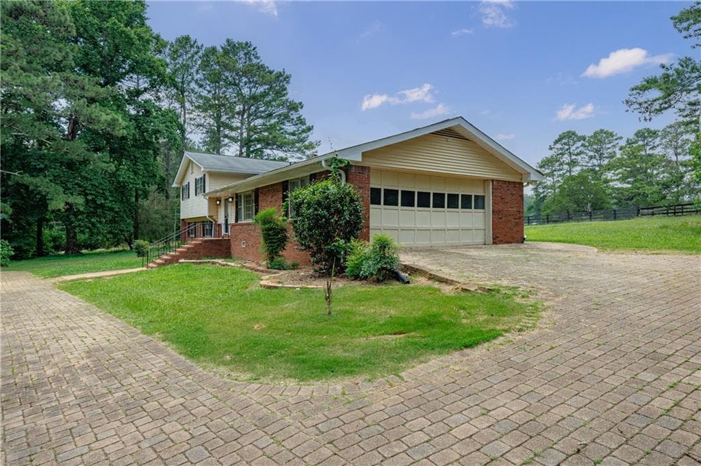 5 bedroom, 3 bathroom, 2,452 sq ft single family residence for sale at 115 Brookshire Drive, Fayetteville, GA 30215 — photo 3