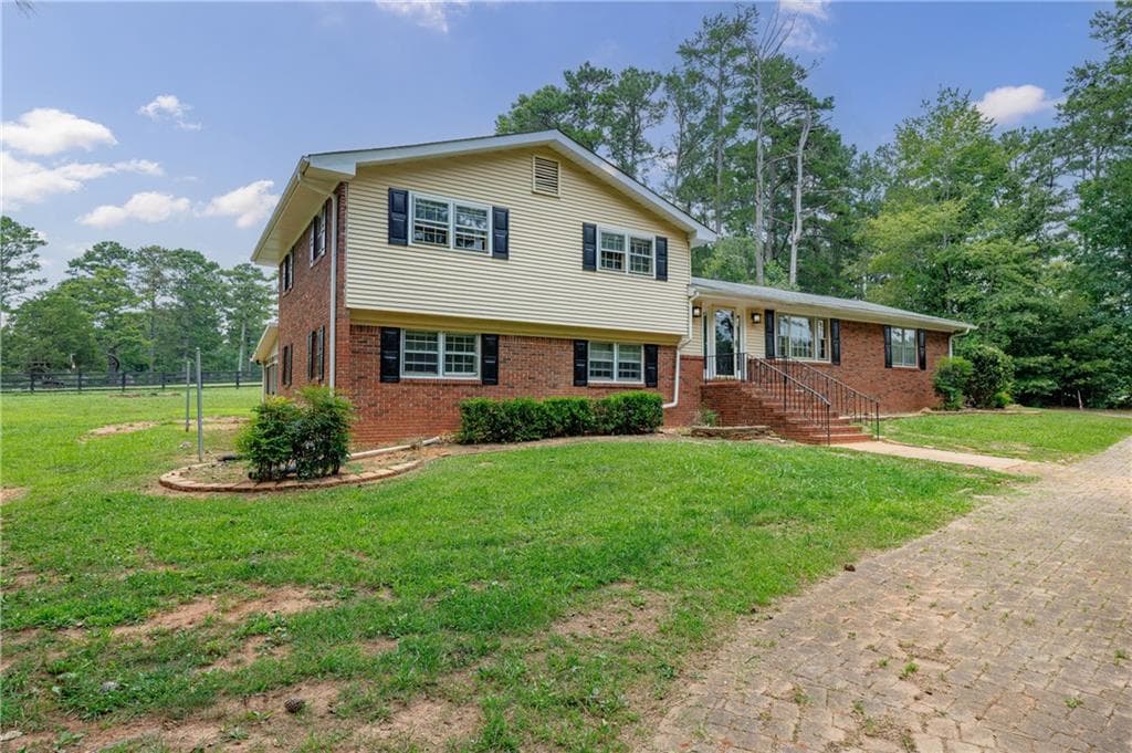 5 bedroom, 3 bathroom, 2,452 sq ft single family residence for sale at 115 Brookshire Drive, Fayetteville, GA 30215 — photo 4