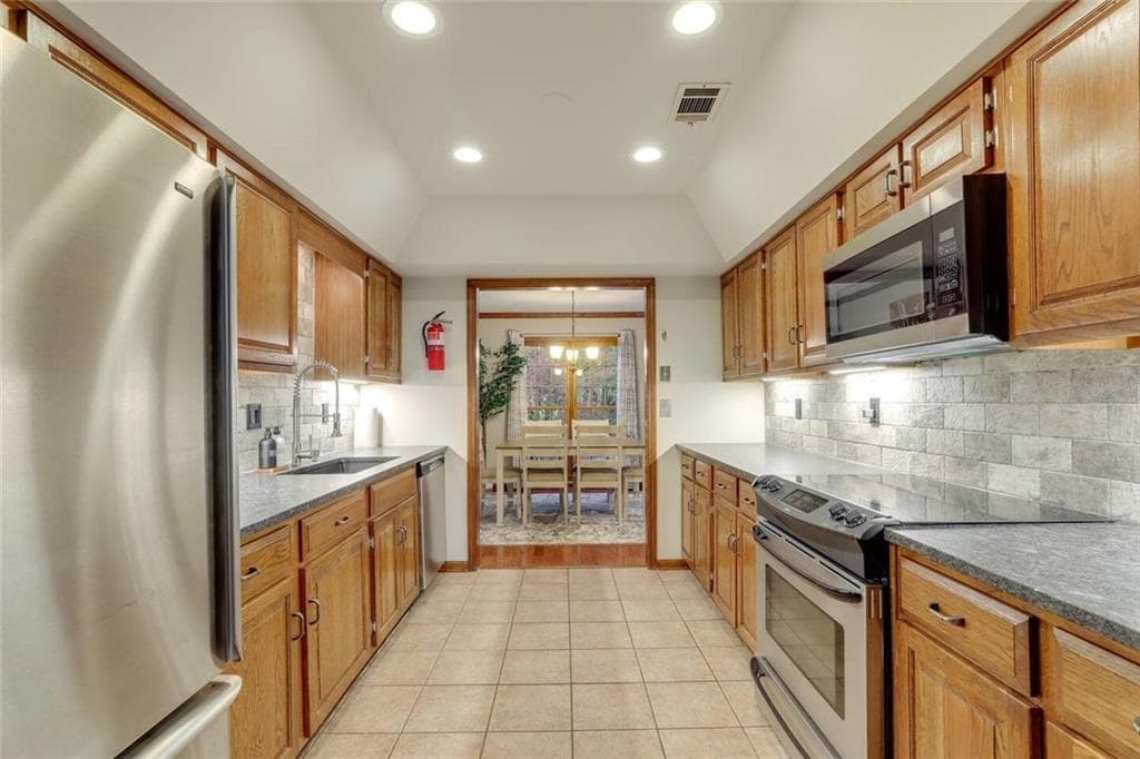 2 bedroom, 3 bathroom, 1,906 sq ft townhouse for sale at 2970 Woodruff Drive, Smyrna, GA 30080 — photo 8