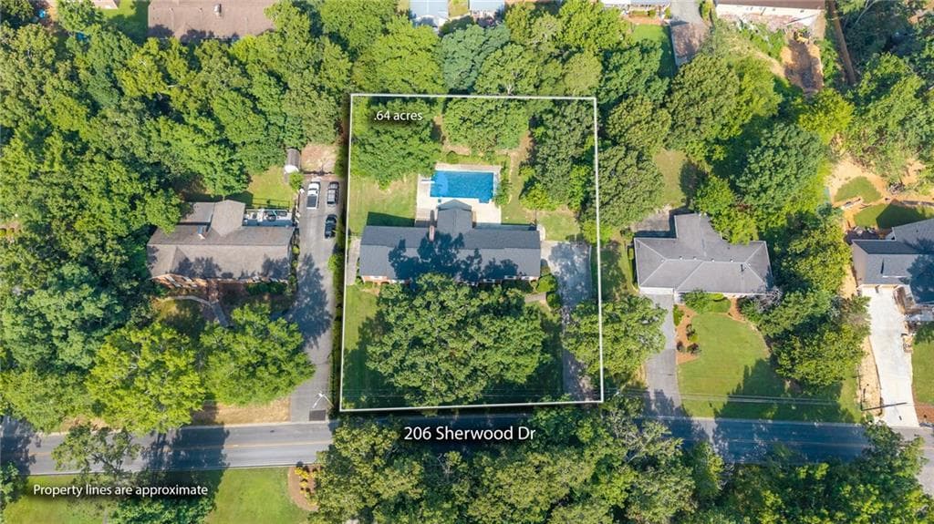 6 bedroom, 3 bathroom, 4,311 sq ft single family residence for sale at 206 Sherwood Drive, Calhoun, GA 30701 — photo 2